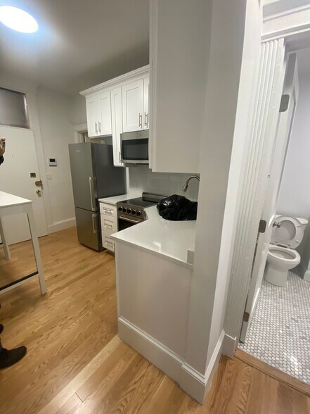 Building Photo - 146 Hemenway St