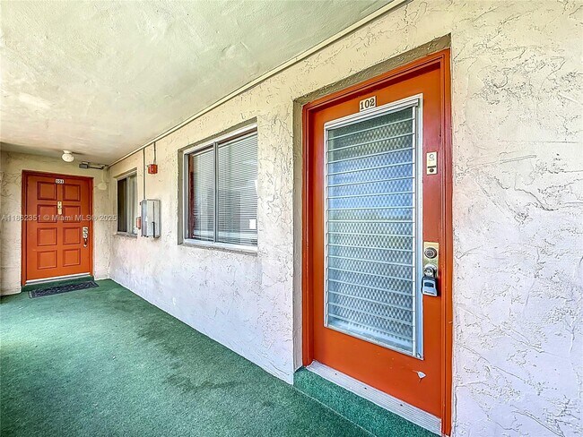Building Photo - 3501 Inverrary Dr