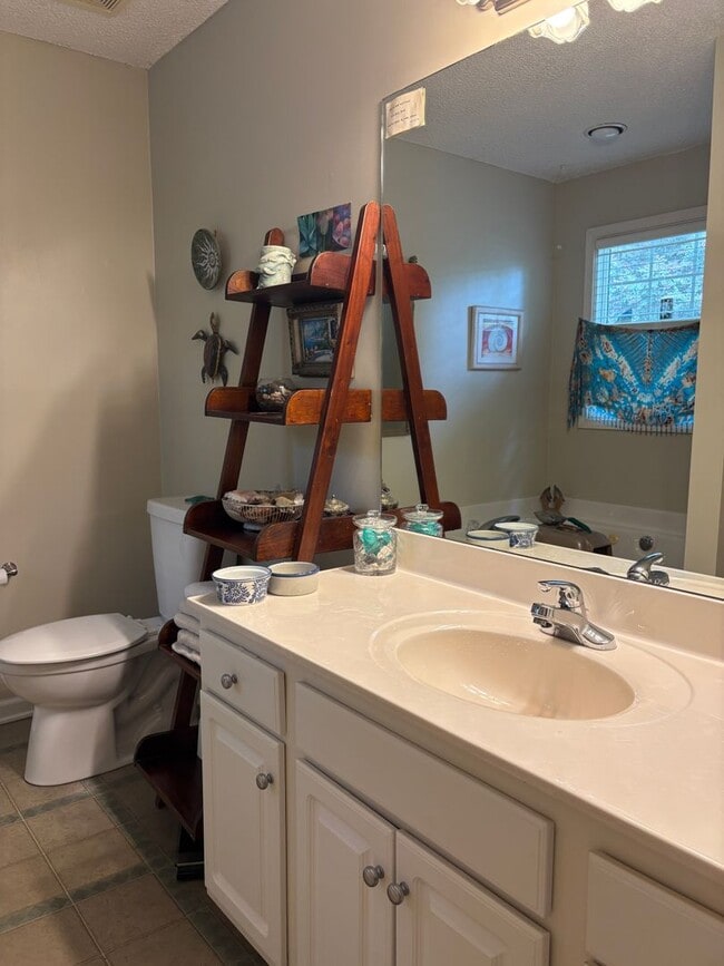 Building Photo - Large, private home in Rivercliff
