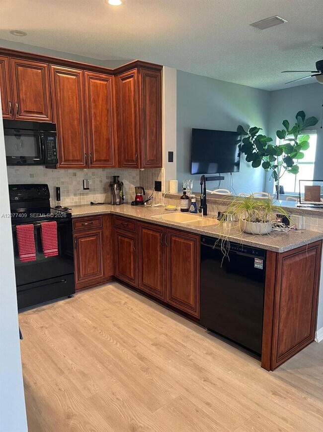 Building Photo - 761 Tanglewood Cir