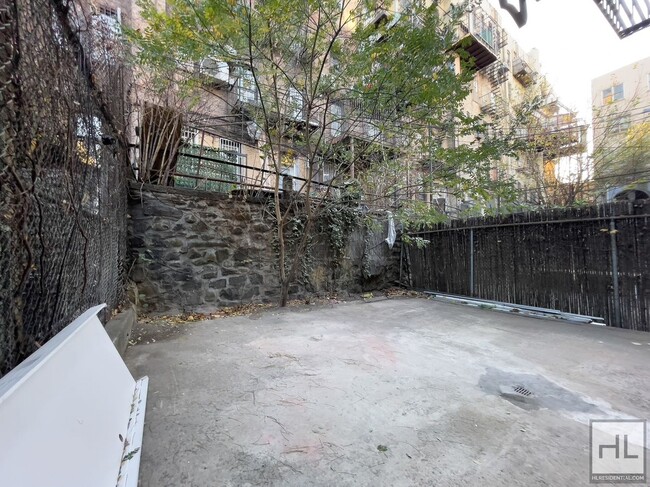 Building Photo - Spacious Williamsburg 3-Bed 2.5-Bath / Mas...