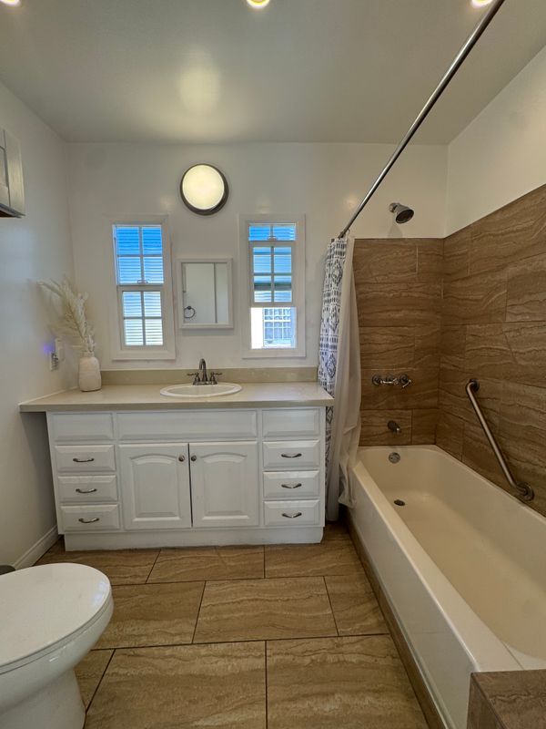 Building Photo - 1339 S Mansfield Ave