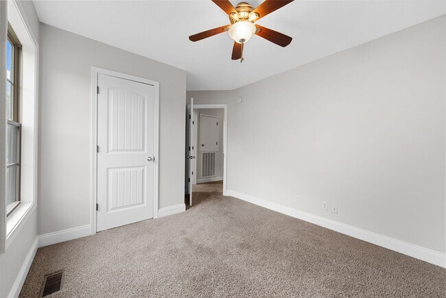 Building Photo - 3 Bedroom 2 Full Bath Home For Rent!