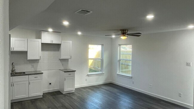 Building Photo - Beautiful house, perfect for families!!