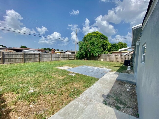Building Photo - 2021 Wellington Rd