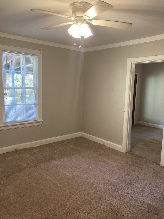 Building Photo - Quaint Two Bedroom Available NOW