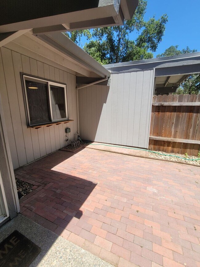 Building Photo - Mid-Century Modern half-plex in American R...