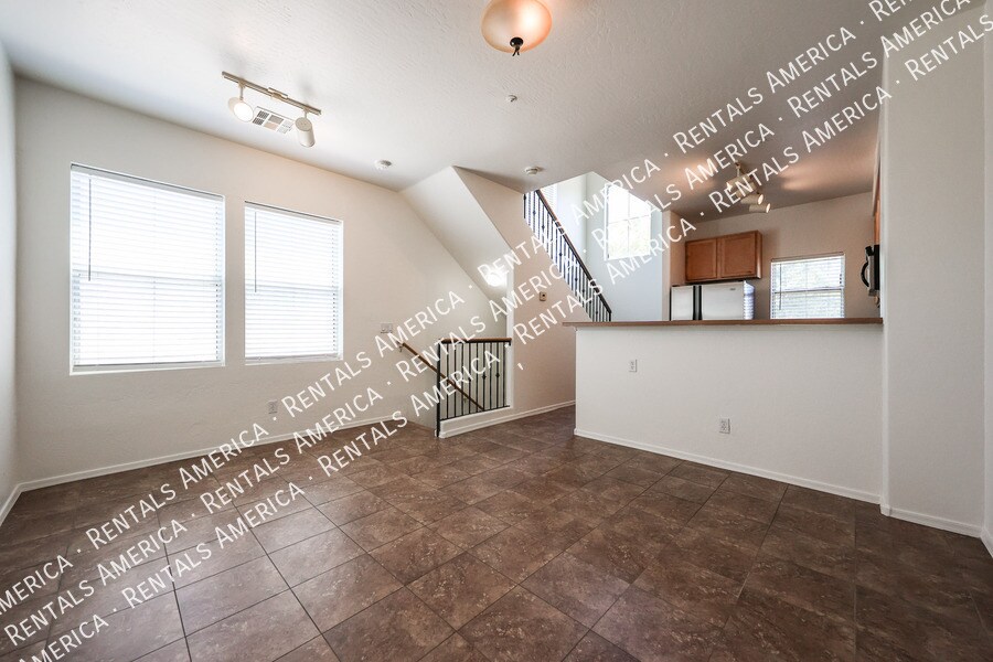 Building Photo - 747 N Port Dr