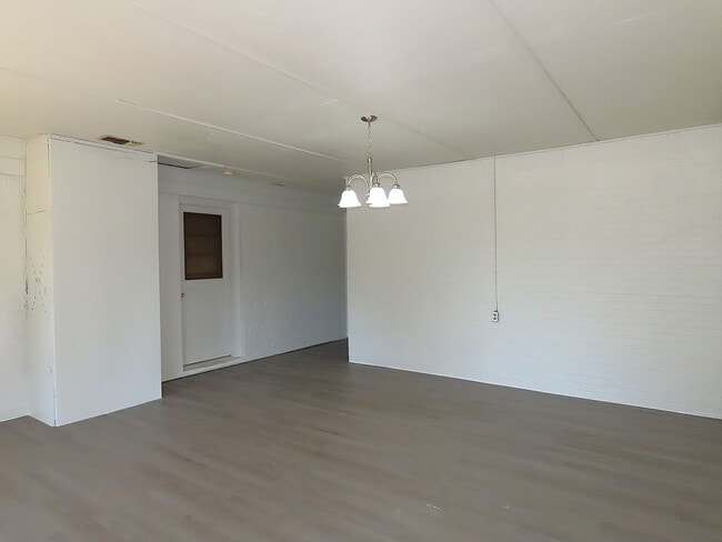 Building Photo - Lindale ISD, Spacious 3 Bedroom, 1 Bath House