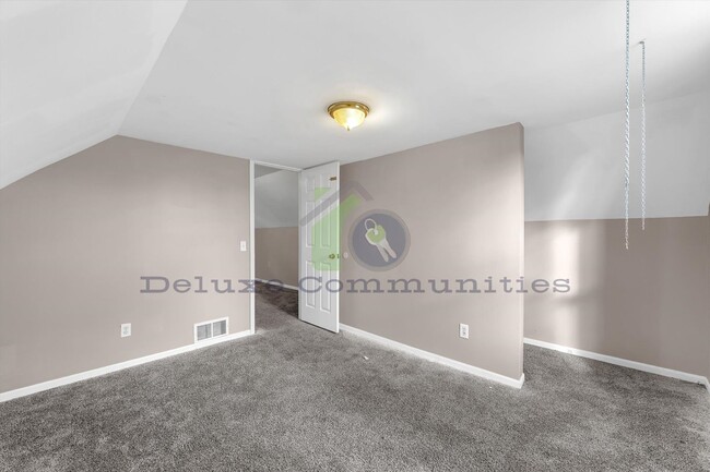 Building Photo - 2 Bed 1 Bath Bonus Room PRICE DROP!