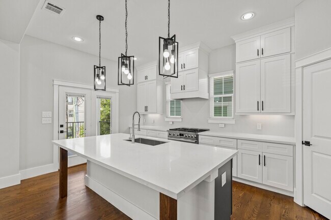 Building Photo - 1421 W 23rd St