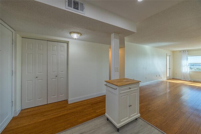 Building Photo - 4775 Cove Cir