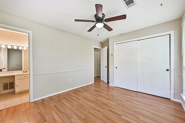 Building Photo - 504 Kingsbury Ln