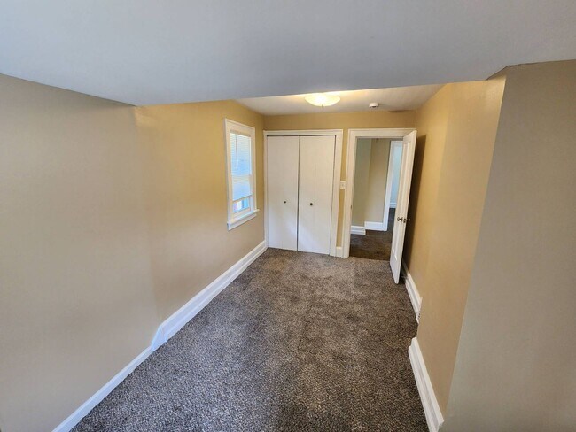 Building Photo - Charming 3-Bedroom Property In Prime location