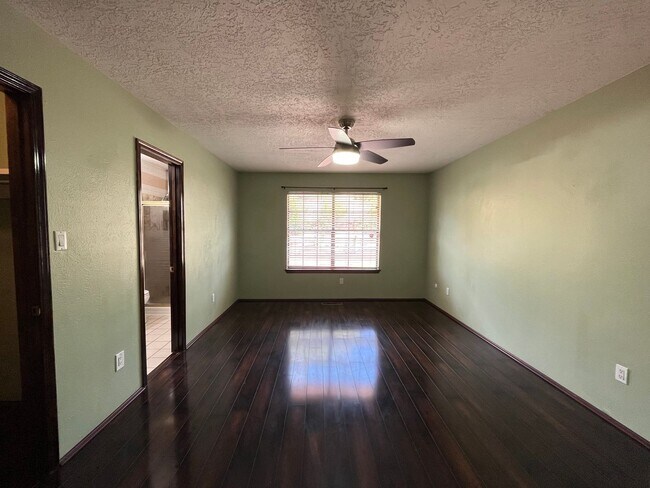 Building Photo - Spacious 3 Bedroom 2 Bathroom Home in the ...