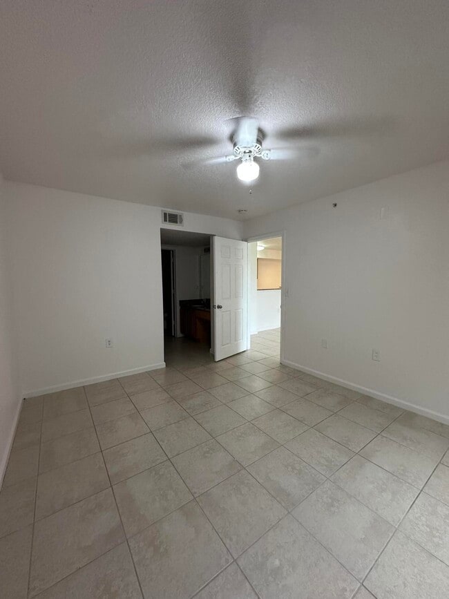Building Photo - 301 SW Palm Dr