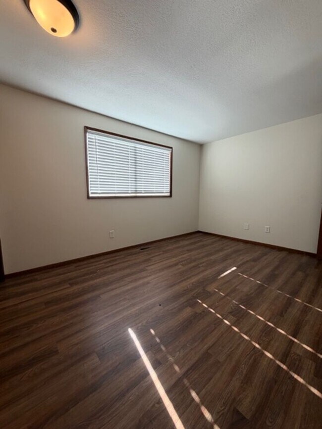 Building Photo - MIN912