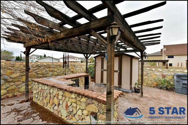 Building Photo - 5005 Moon Ranch Ln