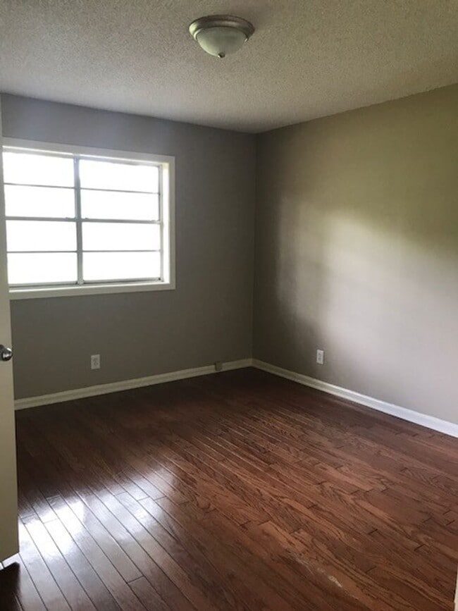 Building Photo - Beautiful 3 bedroom home! 1/2 off 1st month rent!!!