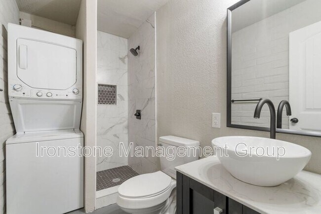 Building Photo - 2618 E 8th St