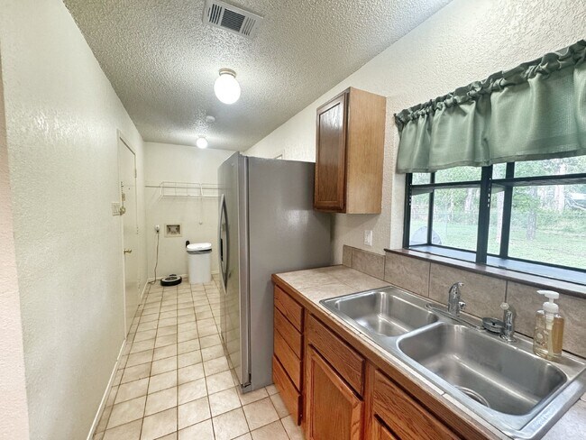 Building Photo - "Charming 2-Bedroom, 1-Bath in Horseshoe F...