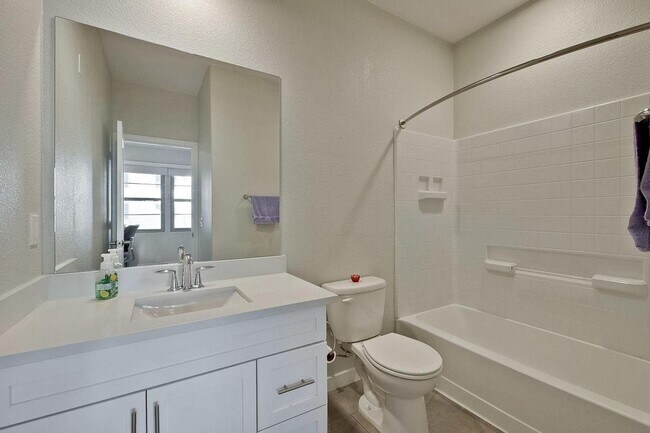 Building Photo - Spacious 4 bedrooms 4.5 bath town home for...