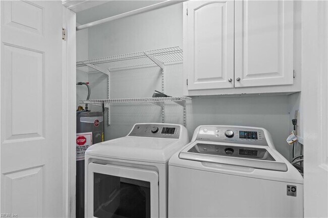 Building Photo - 345 Middle Oaks Dr