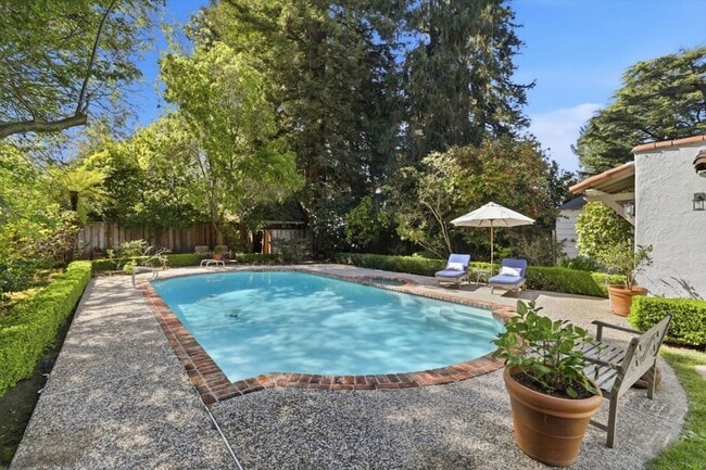 Building Photo - 566 E Crescent Dr