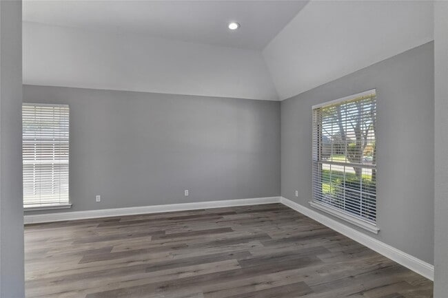 Building Photo - 630 Lakewood Dr