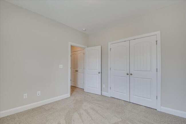 Building Photo - 323 Colonnades Dr