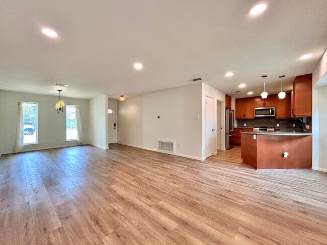 Building Photo - 4 Bed / 2 Bath Home with Covered Porch, Su...