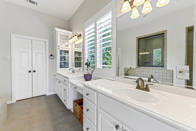 Building Photo - 10518 Red Cedar Hollow Dr