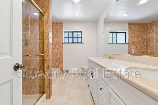 Building Photo - 1121 Douglas Ct