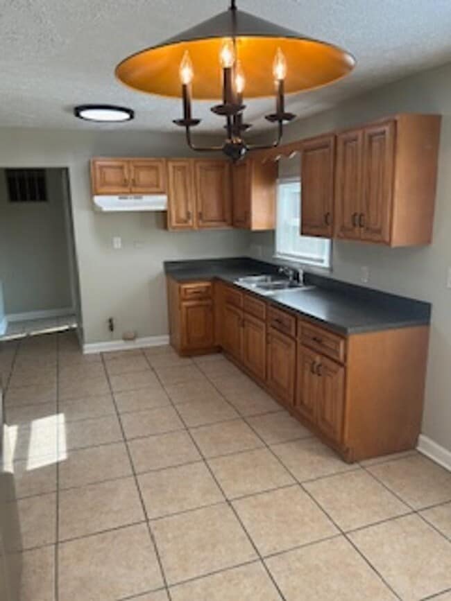 Building Photo - 3 Bedroom, 2 Bathroom Home