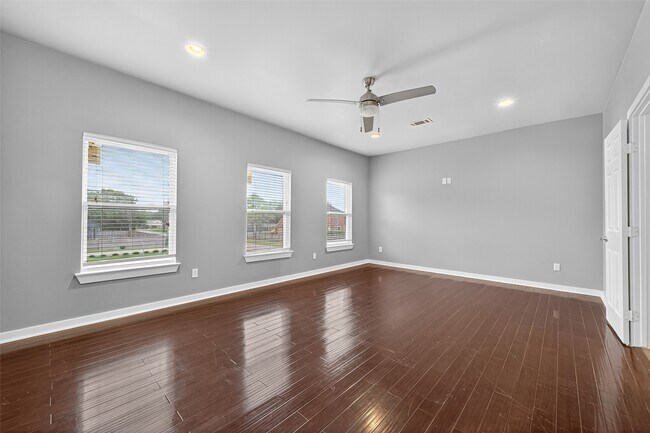 Building Photo - 146 Disney St