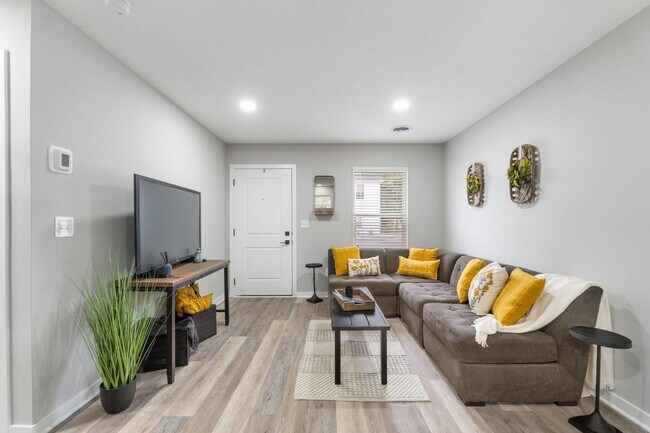 Building Photo - 382 N Franklin St