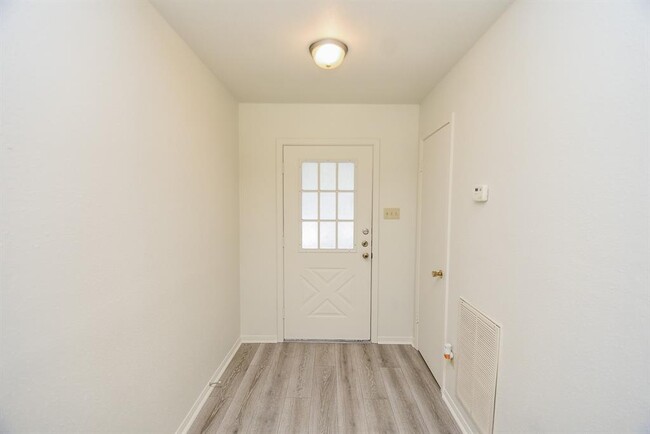 Building Photo - 4018 Bassingham Dr