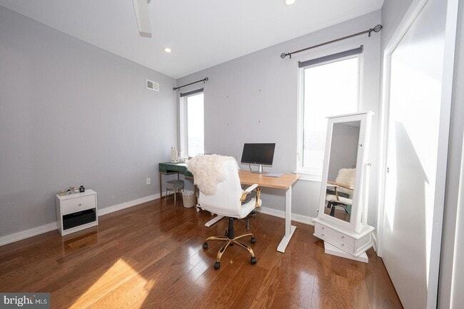 Building Photo - 1326 N Mascher St