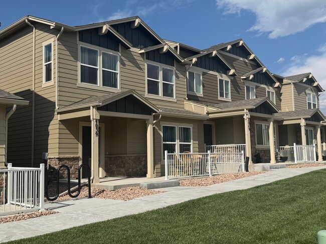 Building Photo - Newer and Spacious 3 Bedroom Townhome