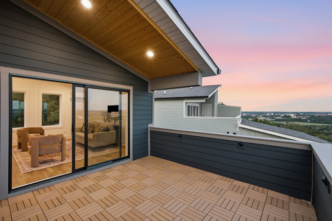 Building Photo - "Spacious 4-Bed, 4.5 bath, AMAZING views, fenced in yard