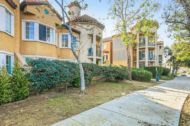 Building Photo - Remodeled River-View Corner Unit with Oversized Patio