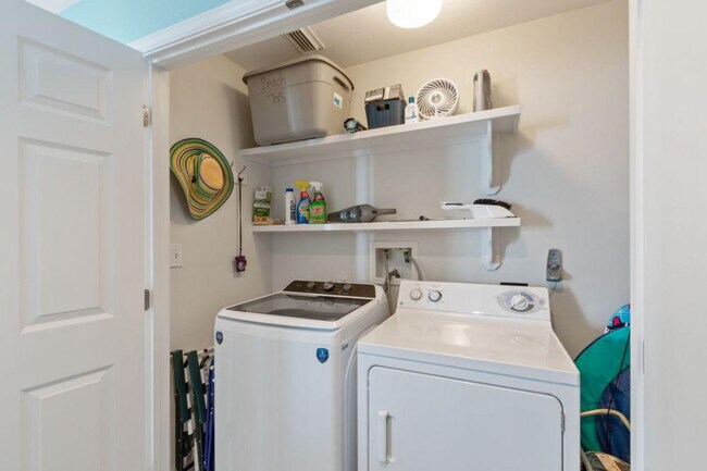 Building Photo - 365 E Beach Blvd