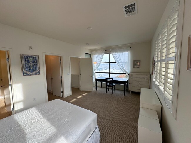 Building Photo - 116 S 1st St