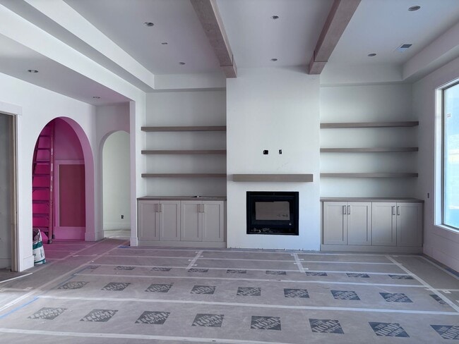 Building Photo - Beautiful single story with 4 bedrooms next to Crimson High School