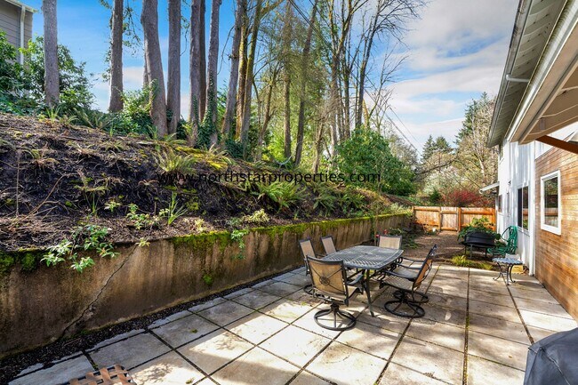Building Photo - Lake Oswego Beauty Next to Tryon Creek