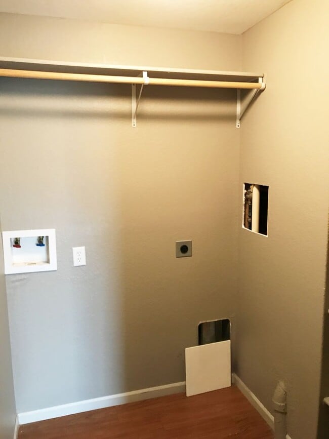 Building Photo - 3D Tour Available - 1-Car Garage + Back Patio + LVT Flooring! Available July 3rd!