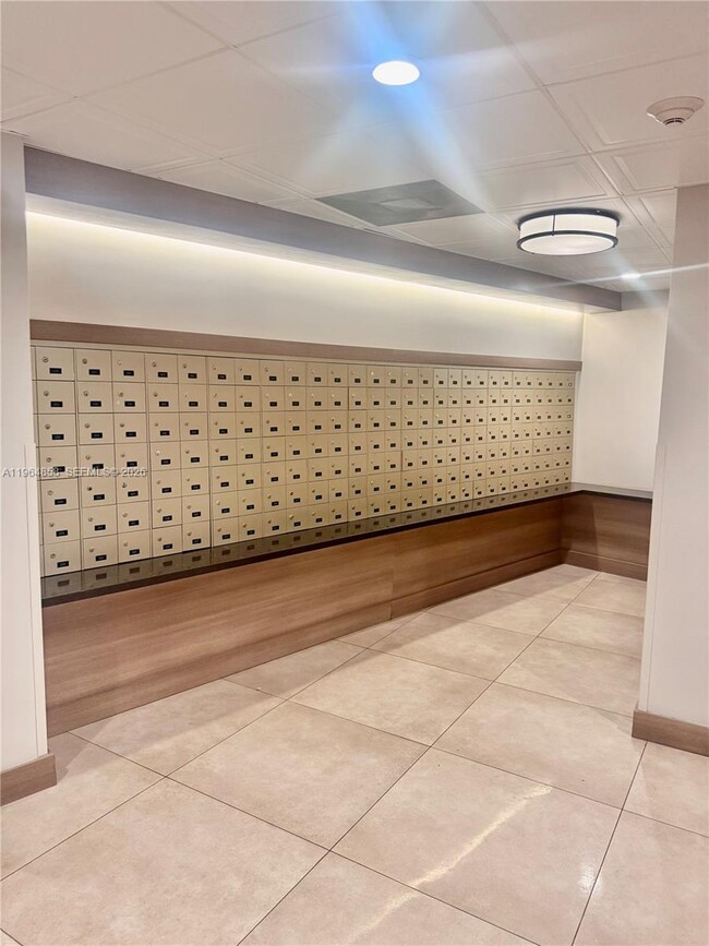 Building Photo - 3731 N Country Club Dr