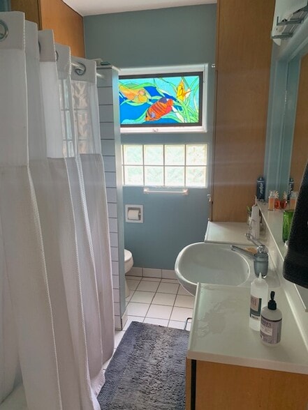 Master bathroom with tub - 820 Regal Rd