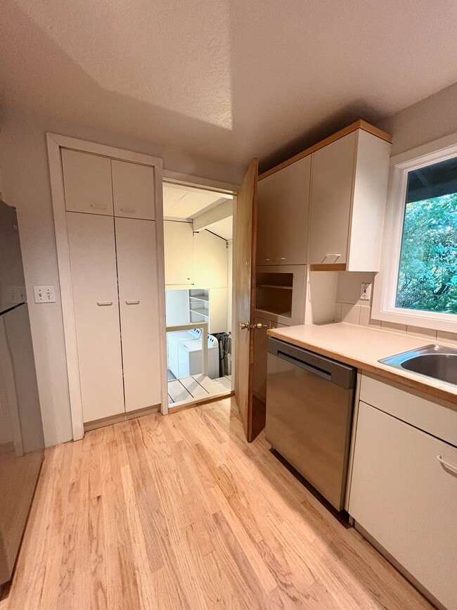 Building Photo - 3060 Onyx St