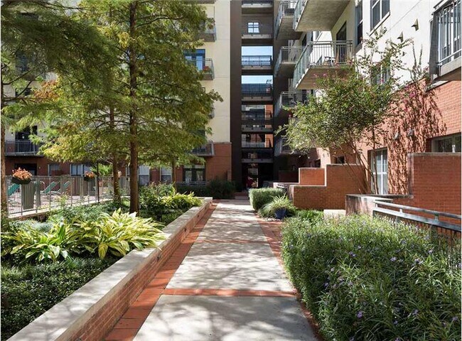 Building Photo - 202 1/2 Lavaca St